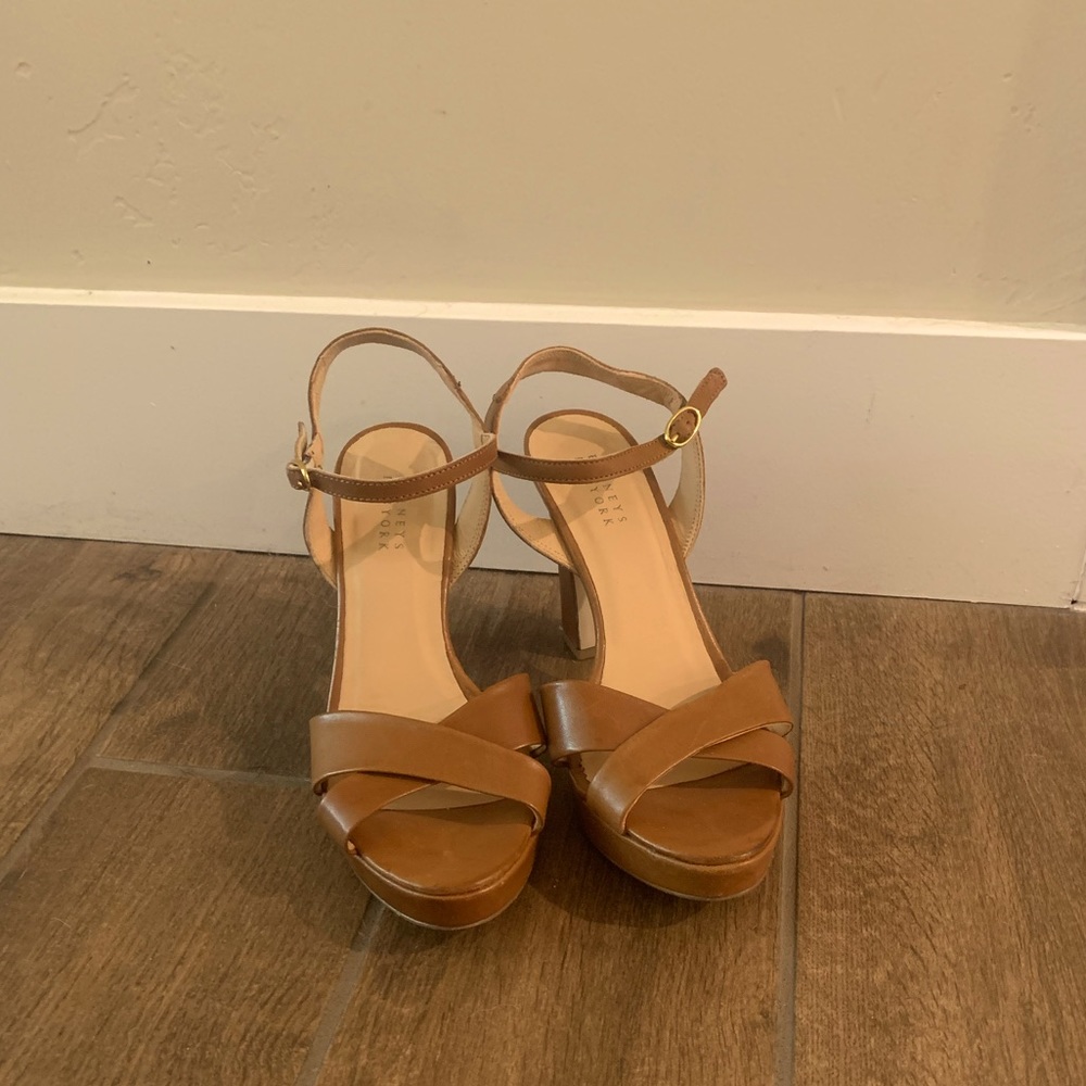 Barney’s of New York brown leather Sandals. Size 9